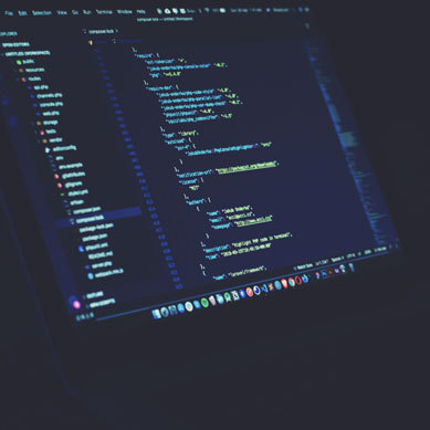 Code auf einem Laptop