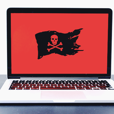 Laptop mit einem roten Screen und einer schwarzen Piratenflagge