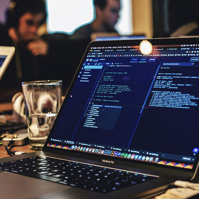 Laptop mit Code
