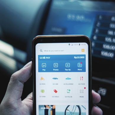 Handy in einer Hand mit geöffneter Banking App