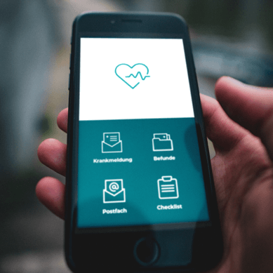 Handy in einer Hand mit geöffneter Healthcare App