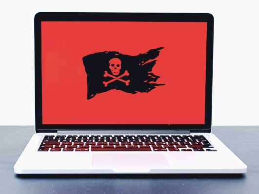 Laptop mit einer Roten Piratenflagge auf dem Bildschirm