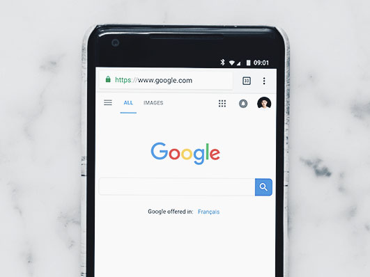 Google Suchmaschiene auf einem Handy