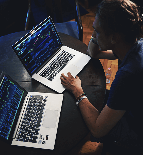 Person arbeitet an einem Laptop