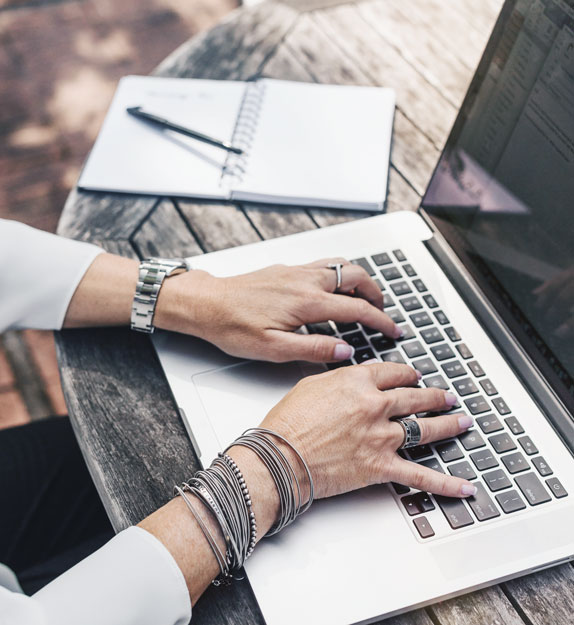 Person arbeitet an einem Laptop