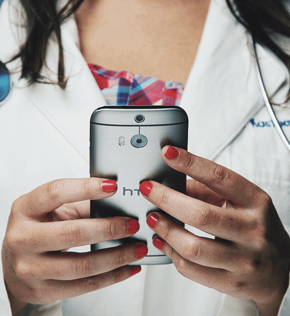 Arzt mit Handy in der Hand