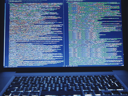 Code auf einem Laptop Bildschirm