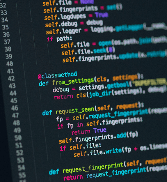 Laptop mit Code auf dem Bildschirm