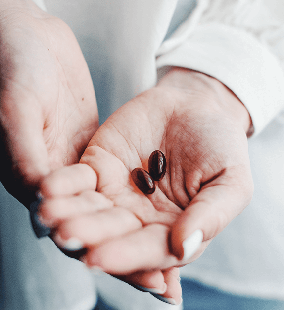 Person hält Medizin in der Hand