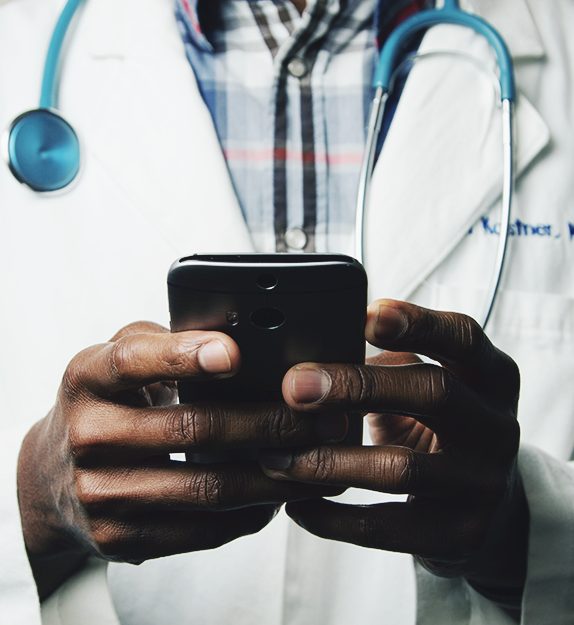 Arzt mit einem Handy in der Hand