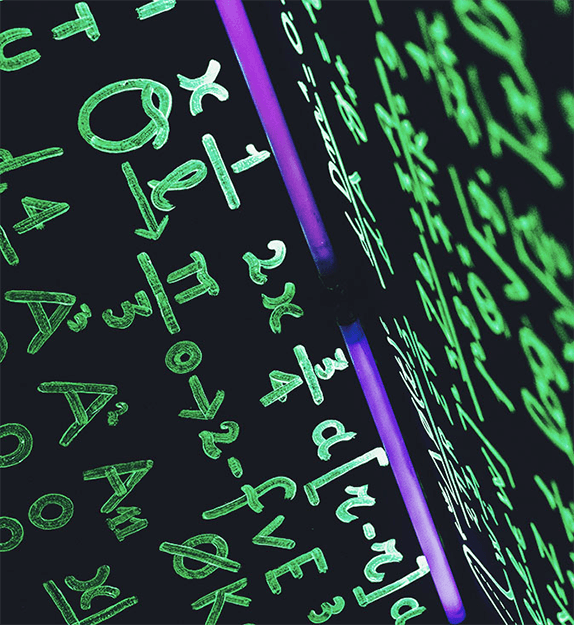 Kryptischer Code auf einer Wand