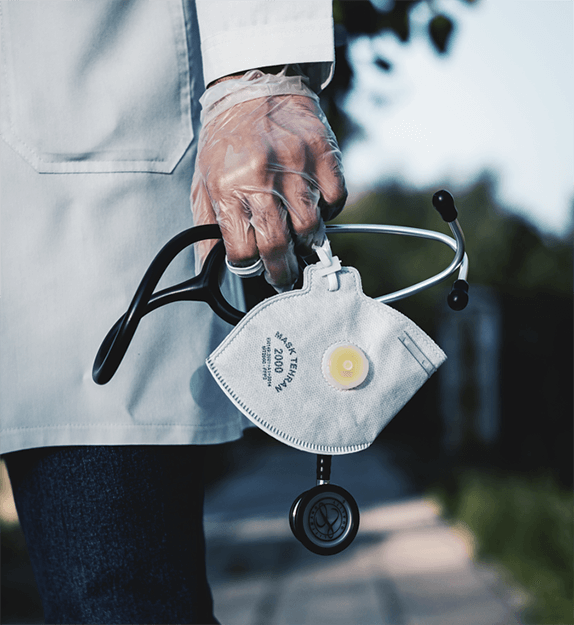 Person mit Maske und Stethoskop in der Hand