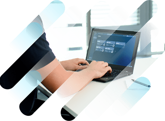 Mann, der am Laptop arbeitet