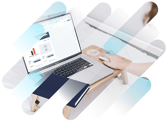 Person arbeitet an einem Laptop