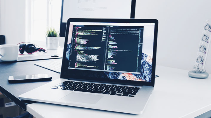 Geöffneter Laptop mit Code