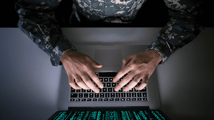 US Army vor einem Laptop