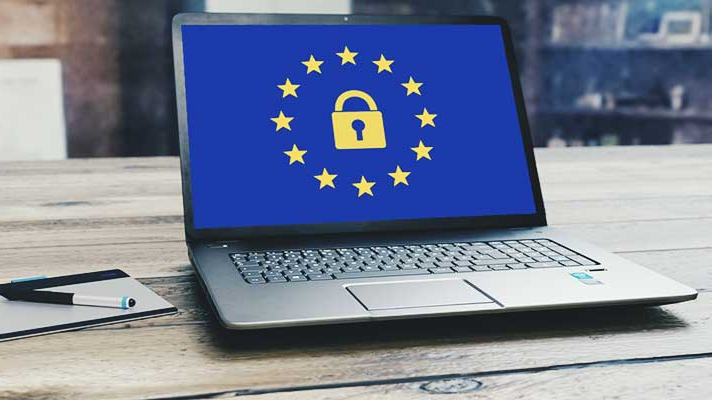 Laptop mit EU Flagge Sternen und Sicherheitsschloss in der Mitte