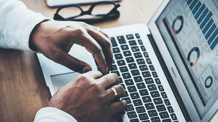 Hande an einem Laptop - Datenanalyse