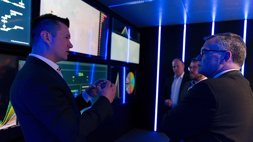 Myra CEO Sascha Schumann in conversation with Minister of State Dr. Florian Herrmann in the Myra SOC. (Image: Nicolas Armer/Myra Security)